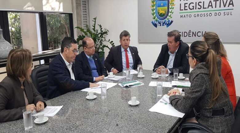 O secretário de Educação em exercício, Edio Castro, se reuniu com os parlamentares para explicar a proposta