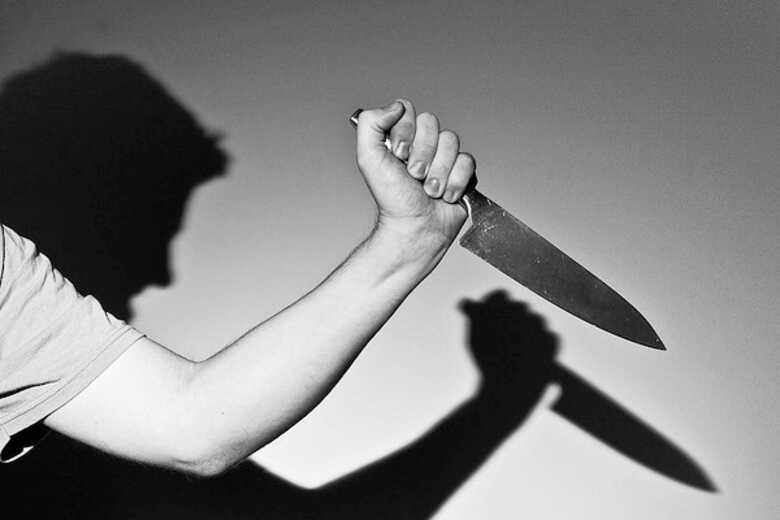 Segundo o B.O. registrado pela vítima, o marido a agrediu com um soco e feriu seu rosto com uma faca