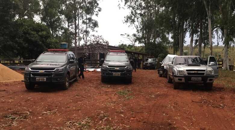 Policiais encontraram escavações no quintal da fazenda e descobriram droga enterrada