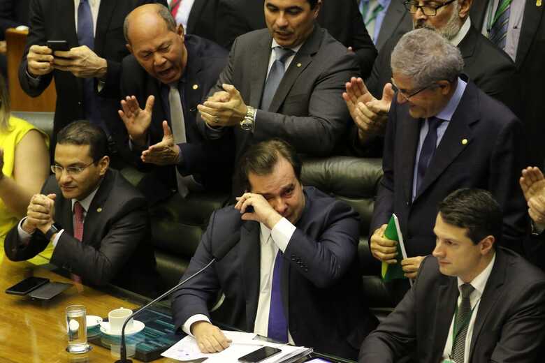 O presidente da Câmara, Rodrigo Maia, se emociona durante comemoração da aprovação do texto-base