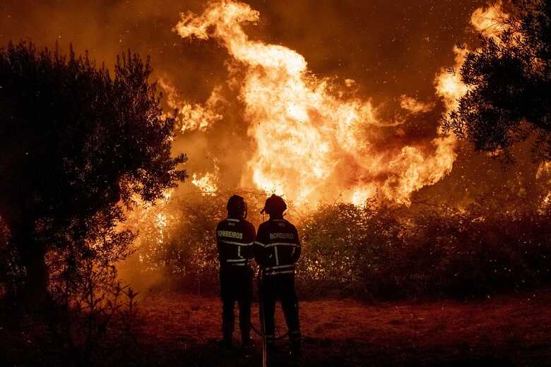 Mais de mil bombeiros e 14 aeronaves tentam conter o grande incêndio