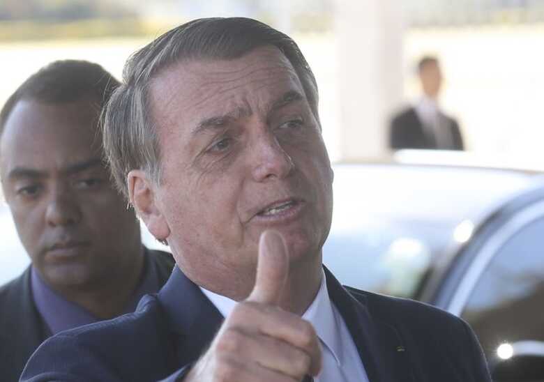 Jair Bolsonaro durante conversa com jornalista nesta manh&atilde;