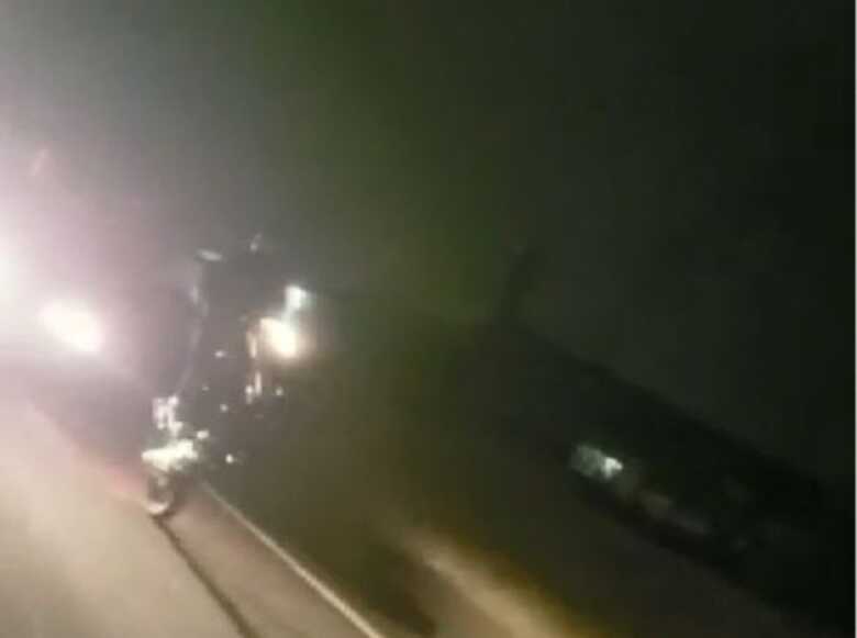 Impacto do choque &eacute; muito forte, mas motociclista teve apenas ferimentos leves