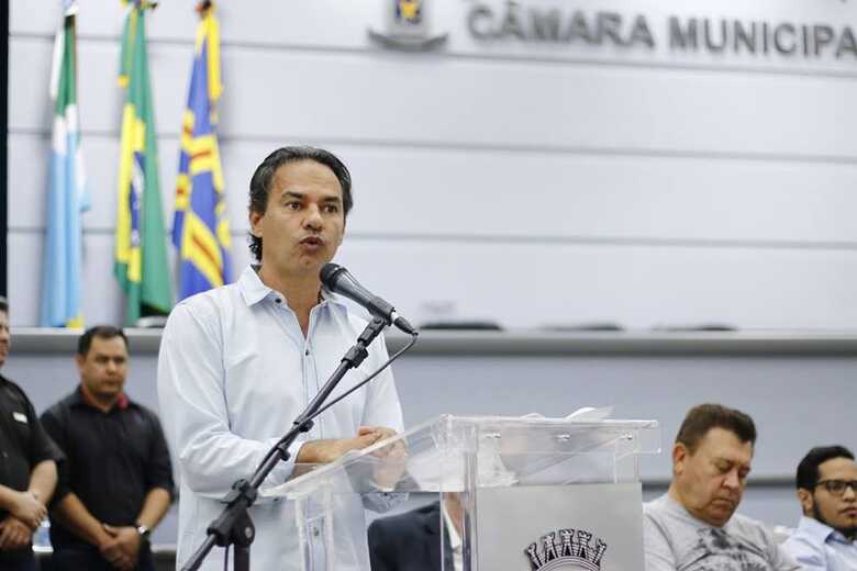 O prefeito Marquinhos Trad durante lançamento de pacote de obras para o esporte