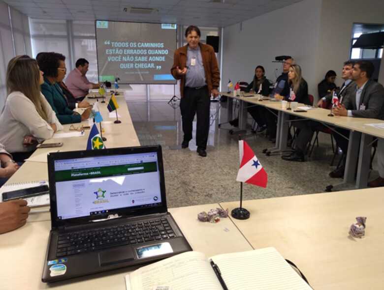 O professor Luis Carlos Morente, com representantes de diversos estados brasileiros