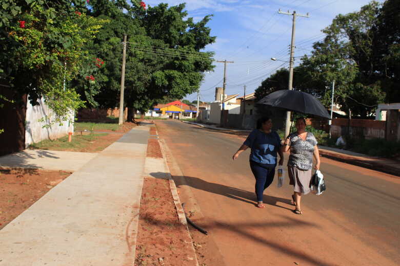 Com o bairro asfaltado não há problemas com lamas em dias chuvosos e poeira no clima seco