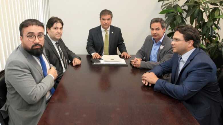 Autoridades reunidas para solicitar investimento na &aacute;rea da sa&uacute;de