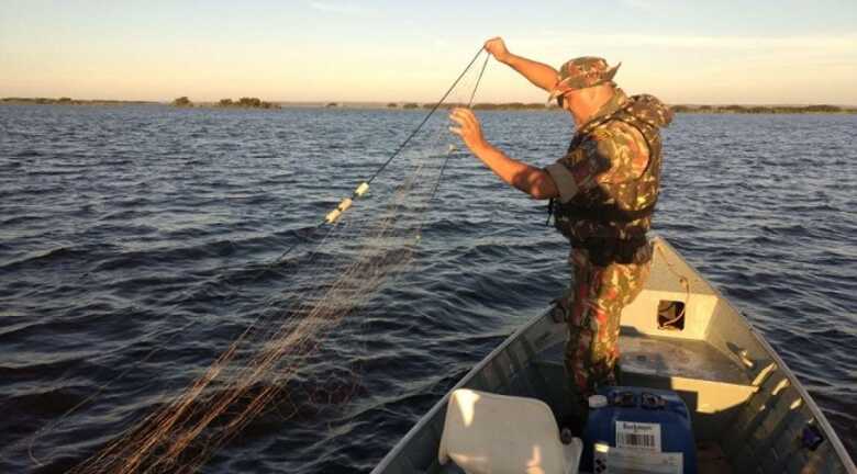 Ao todo, 126 quilos de pescado vivos foram encontrados presos em petrechos ilegais e foram soltos nos rios