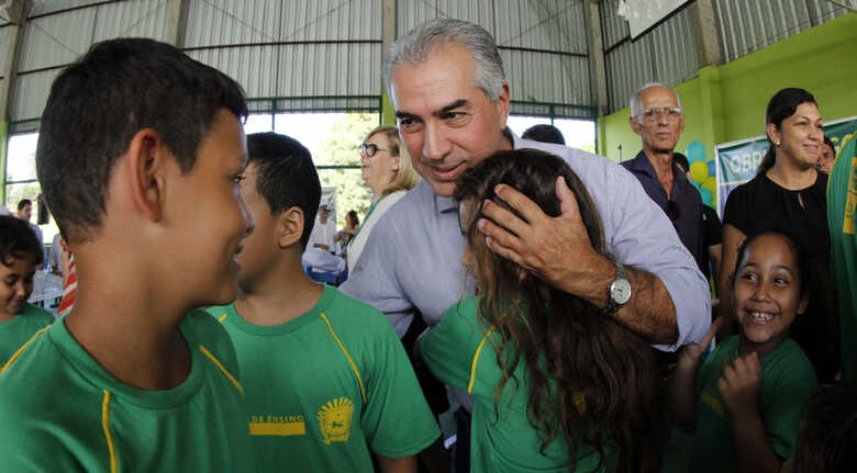 O governador Reinaldo Azambuja durante visita em escola