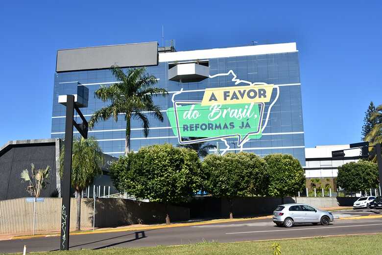 Com a frase “A Favor do Brasil, Reformas Já”, o adesivo ficará na fachada do edifício nos próximos meses