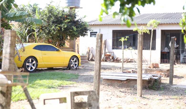 O camaro amarelo SS, com placa ACG 8887, coincide com o do suspeito de matar o tio