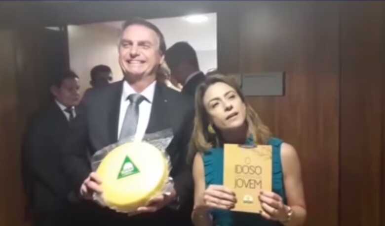 A Senadora Soraya Thronicke entregando o queijo para o Presidente da Rep&uacute;blica Jair Messias Bolsonaro