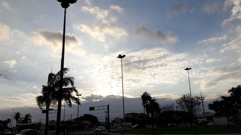 Toalhas úmidas ou recipientes com água pelos ambientes da casa ajudam nos dias extremamente secos