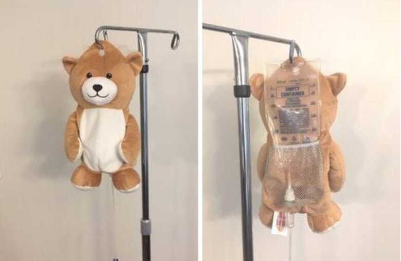 O simpático ursinho de pelúcia cobre o saco de soro e, com ele, os líquidos contidos no interior