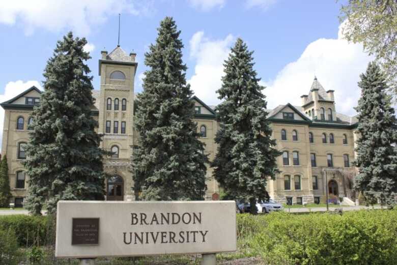 Brandon University que fica na cidade de Brandon na província de Manitoba.