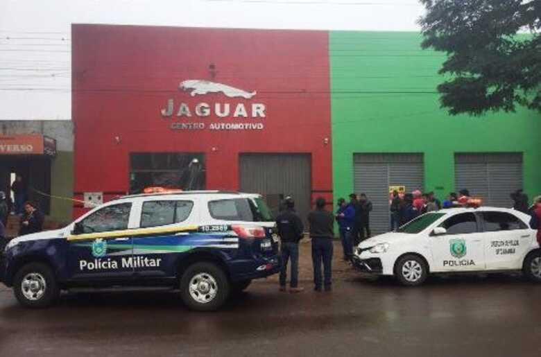 Vítima estava sentada no sofá da empresa “Jaguar Centro Automotivo”, onde trabalhava