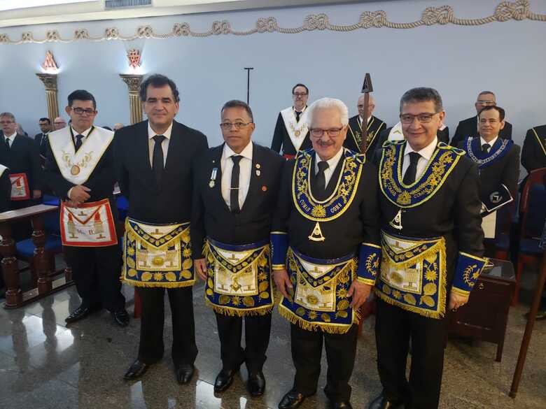 Da esquerda para direita, Ex Gr&atilde;o-Mestre Amilcar silva, Jos&eacute; Carlos Adjunto, Jurandir atual Gr&atilde;o, e Ademir Gr&atilde;o-Mestre de Cuiab&aacute;.
