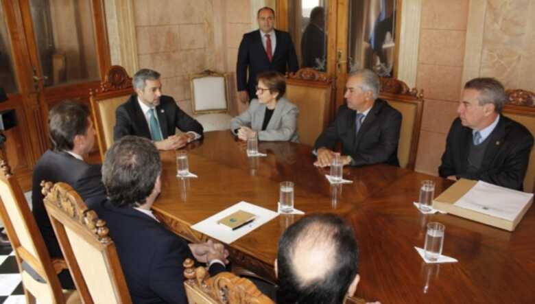 O governador Reinaldo Azambuja em uma conversa com Mario Abdo Benítez