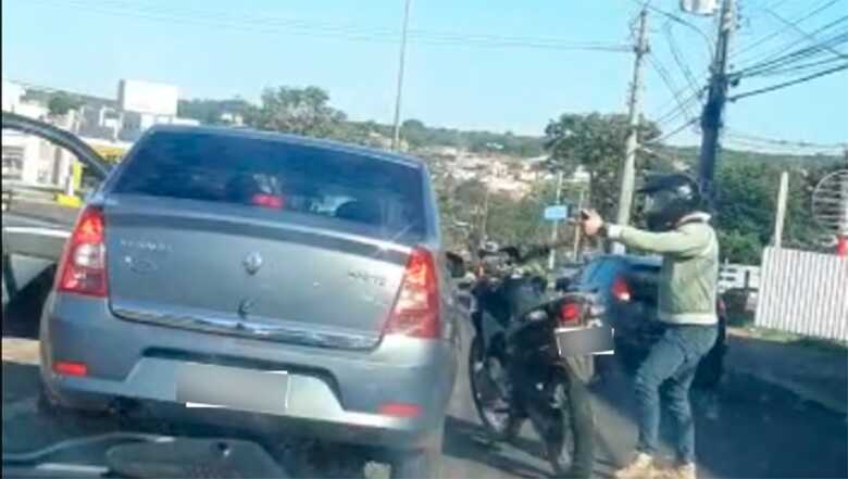 Motoqueiro armado aborda motorista na avenida Mascarenhas de Moraes