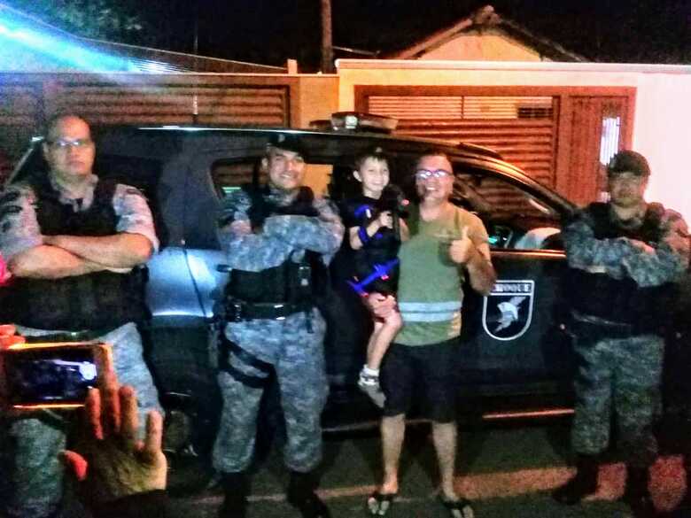 A policia chegou de surpresa no aniversário e emocionou todos na festa