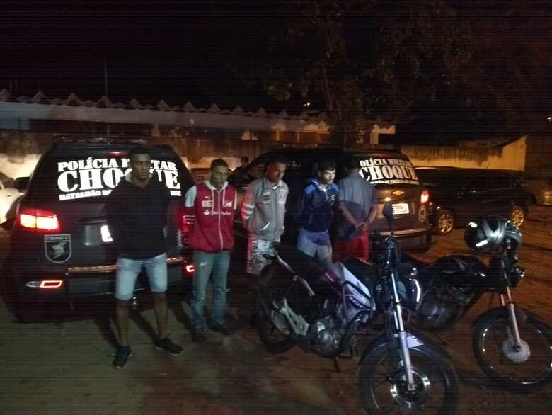 A pol&iacute;cia conseguiu localizar com os bandidos a motocicleta e o celular roubados e a arma utilizada no momento do crime