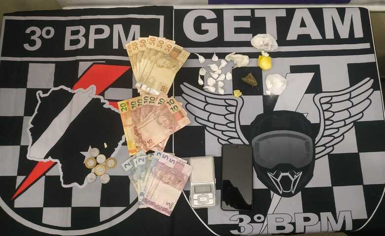 Foi apreendido uma balan&ccedil;a de precis&atilde;o, 14 papelotes de coca&iacute;na, tr&ecirc;s por&ccedil;&otilde;es de pasta base e uma por&ccedil;&atilde;o de maconha