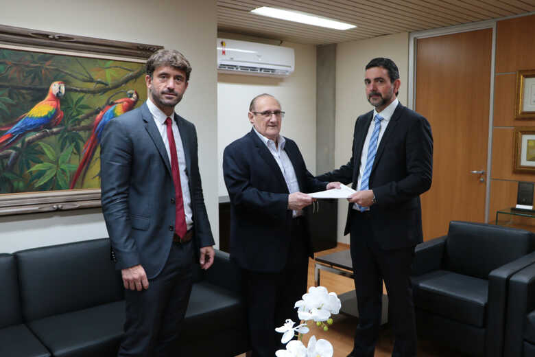 O juiz auxiliar da presid&ecirc;ncia do TJMS, Fernando Cury, o Des. Paschoal Carmello Leandro, presidente do TJMS, e o juiz Eduardo Siravegna, presidente da Amamsul
