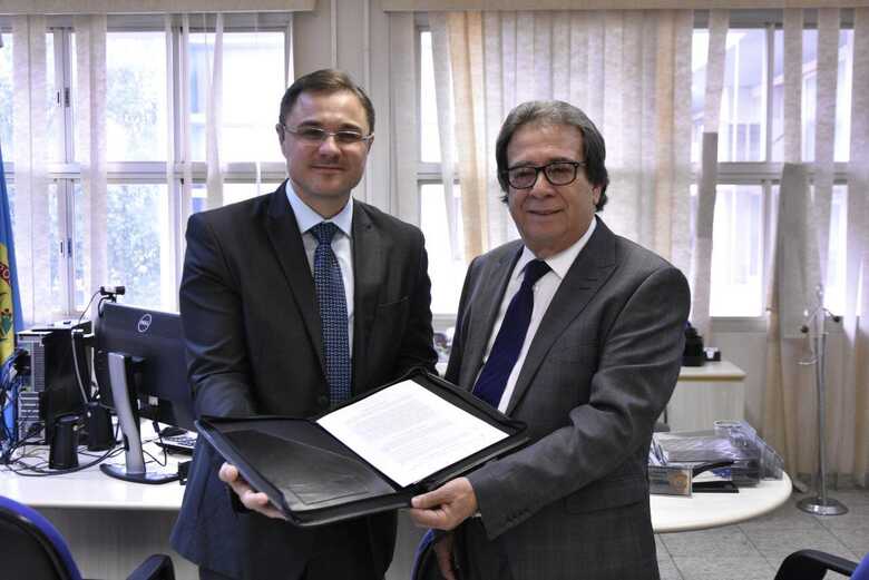 O superintendente regional da PF, Cleo Mazzotti e o presidente do TCE/MS, Iran Coelho das Neves