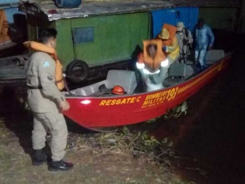 Eles foram resgatados por equipe do Corpo de Bombeiros e levados até o porto em segurança