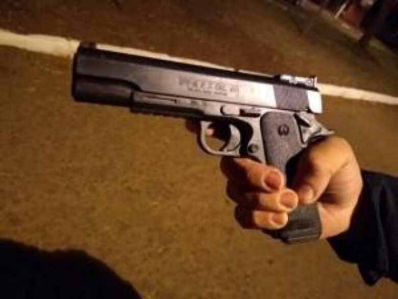 Pistola de brinquedo usada pelo adolescente morto por guardas municipais, em Dourados