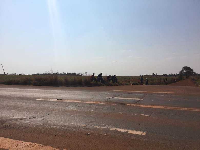 Eles foram retirados da &aacute;rea invadida e ficaram do outro lado da rodovia