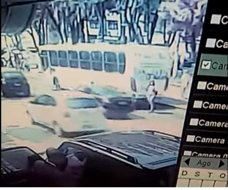 A jovem saia da Pra&ccedil;a Get&uacute;lio Vargas quando foi surpreendida pelo um coletivo