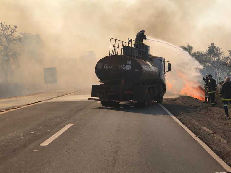 Equipes do Corpo de Bombeiros e da brigada de incêndio do grupo Atvos estão no local para combater as chamas