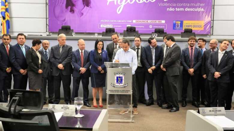 Na presen&ccedil;a dos vereadores na C&acirc;mara, Marquinhos Trad assina Lei Complementar