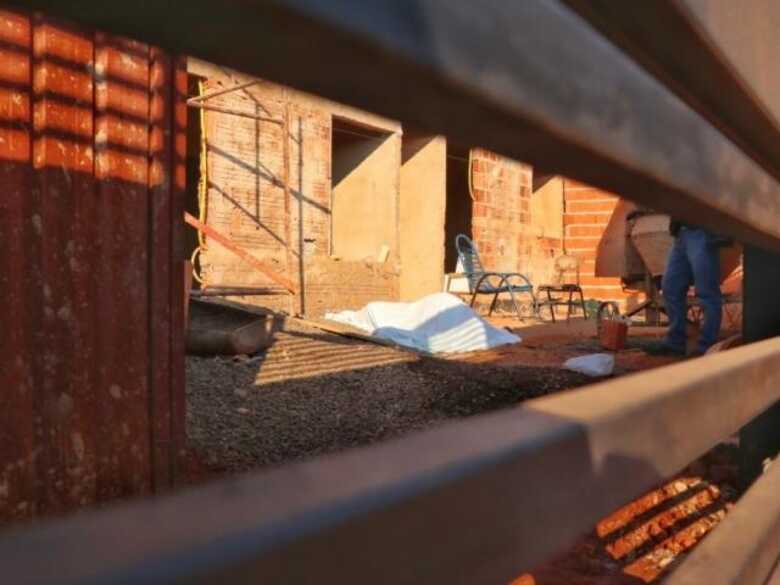 O corpo não apresenta sinais de violência e passará por necropsia para apontar as causas da morte