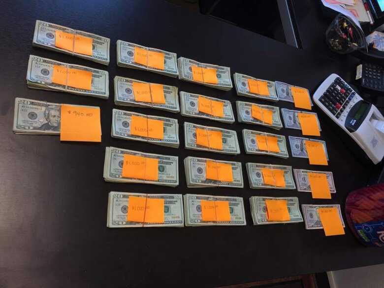 Foto mostra o dinheiro recuperado por um homem no Oregon, Estados Unidos