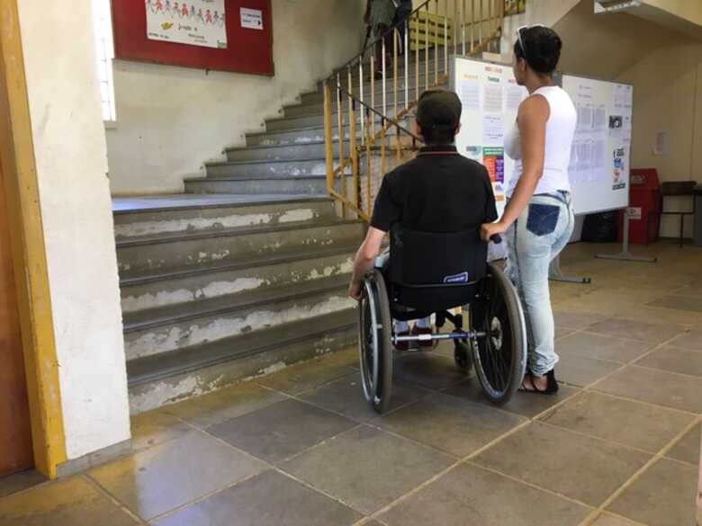 Luciano Santos de Vargas vota em escola que não tem acessibilidade