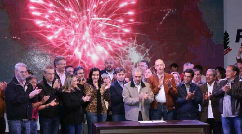 O governador Reinaldo Azambuja e diversas autoridades nesta manh&atilde;