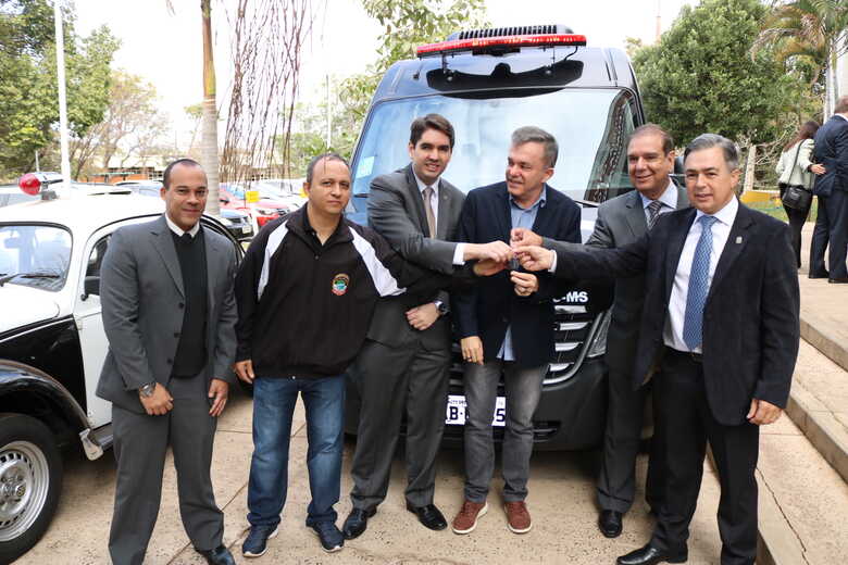 O delegado Jo&atilde;o Eduardo Davan&ccedil;o, Vander Loubet, Marcelo Vargas e Carlos Videira participaram da cerim&ocirc;nia de entrega