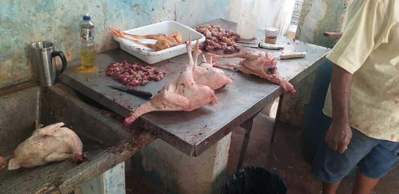 Os policiais tamb&eacute;m encontraram dejetos dos animais pelo ch&atilde;o do abatedouro