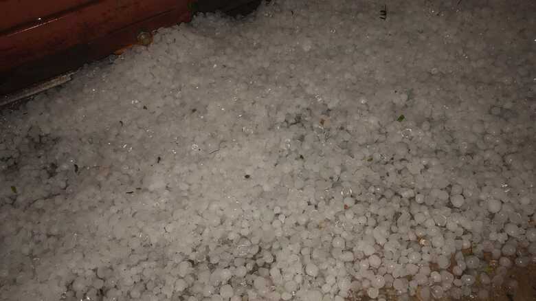 Na regi&atilde;o da Comunidade Cherogami o vento forte derrubou muros e deixou um rastro de destrui&ccedil;&atilde;o