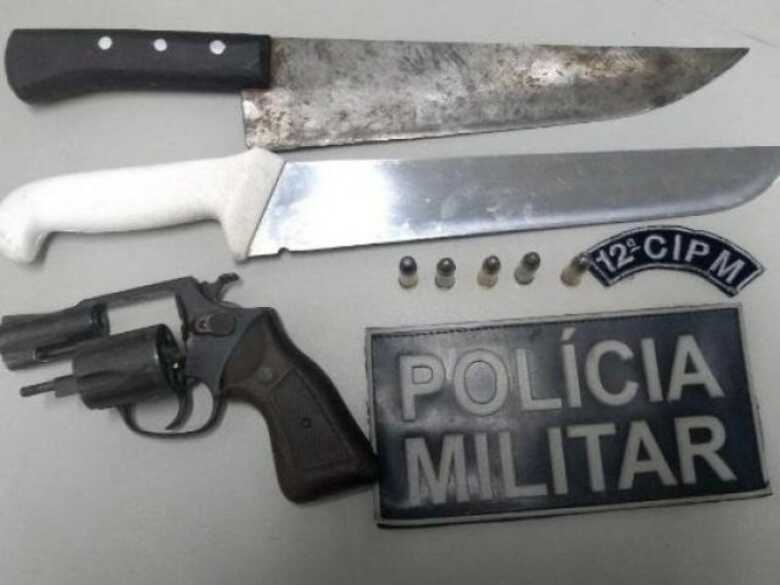 Polícia apreendeu as duas facas usadas no crime e a arma de fogo mantida no local