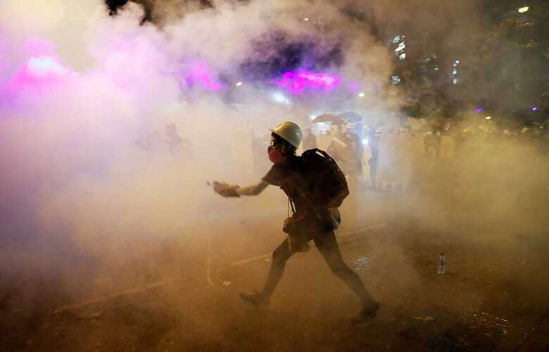 Polícia usou gás lacrimogêneo para dispersar manifestantes em Hong Kong