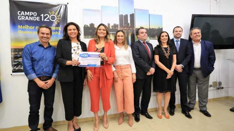 O prefeito Marquinhos Trad, acompanhado da primeira-dama Tatiana Trad, para a entrega do Selo