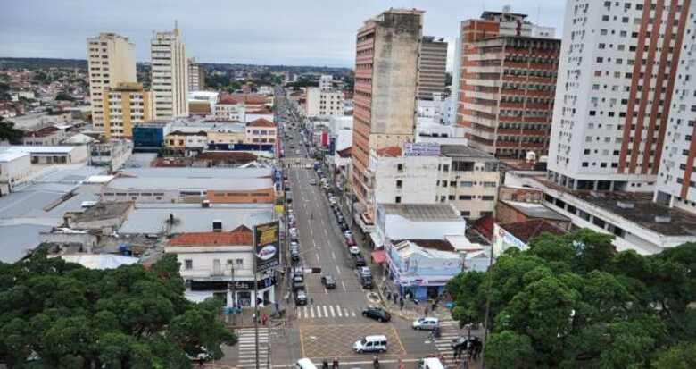 Apesar do tempo que cobre as fachadas, e todas as mudanças, por trás se escondem casarões antigos sobreviventes à urbanização