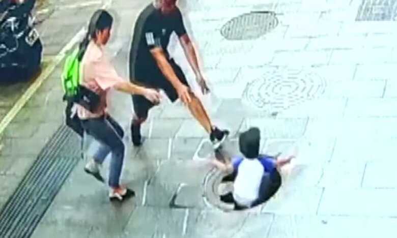 Ao ver a cena, o pai da crian&ccedil;a colocou metade do corpo para dentro do buraco