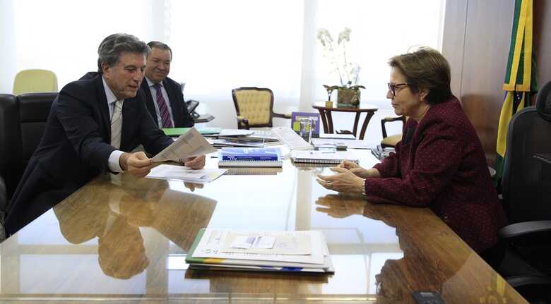 O governador em exercício, Reinaldo Azambuja e a ministra Tereza Cristina