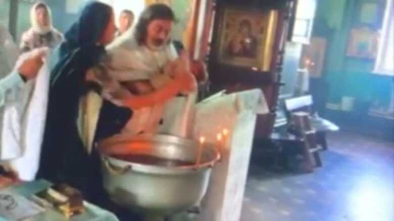 Ao ver o filho chorando devido a viol&ecirc;ncia do padre, a m&atilde;e tenta interromper o batismo