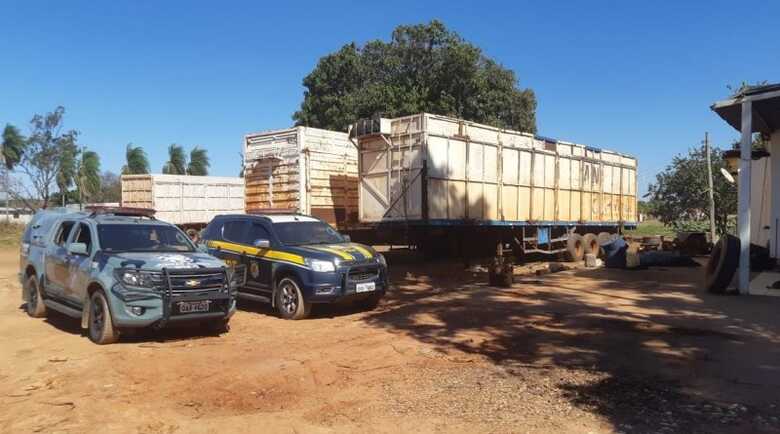 As autoridades receberam uma denúncia de que no pátio da borracharia haveria caminhões e reboques obtidos ilegalmente