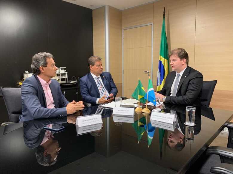 Marquinhos Trad, o senador Nelsinho Trad e o ministro Gustavo Canuto em reunião